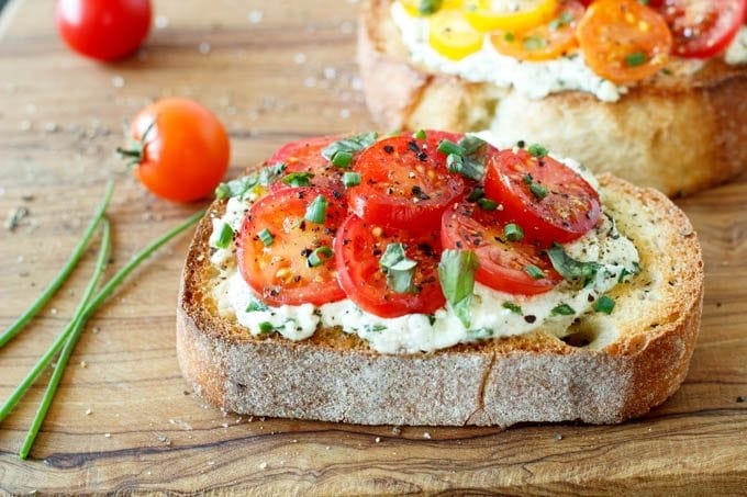 tomato-crostini-featured